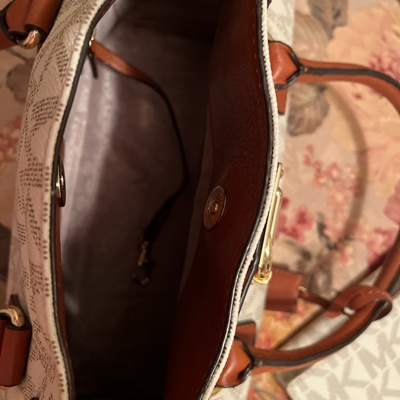 Michael Kors Signature White Handbag with Snap closure - Picture 4 of 9